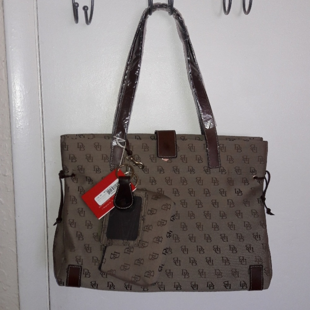 DOONEY & BOURKE  SIGNATURE TOTE SET NEW